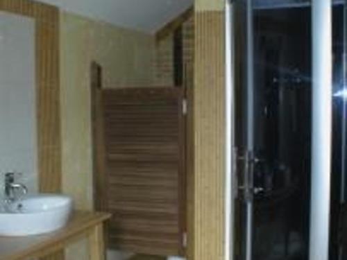 Koupelna v ubytování Gîte authentique avec piscine chauffée, parc et chevaux, au cœur d'un château historique - FR-1-410-189