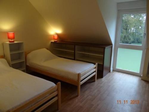 Habitación pequeña con 2 camas y ventana en Gîte La Bazoge, 6 pièces, 10 personnes - FR-1-410-213, en La Bazoge