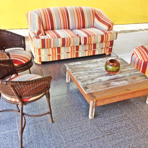 a living room with a couch and a coffee table at Pousada Familiar e Domiciliar in Lauro de Freitas