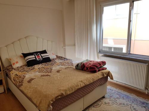 een slaapkamer met een bed en een groot raam bij fully furnished flat for rent in in Istanbul