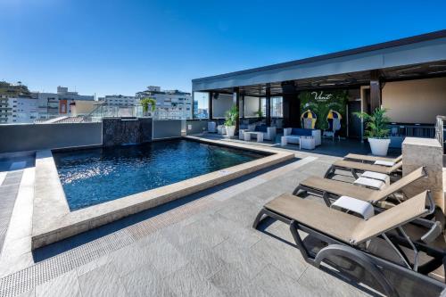 une piscine sur le toit d'un bâtiment dans l'établissement W&P Santo Domingo, à Saint-Domingue