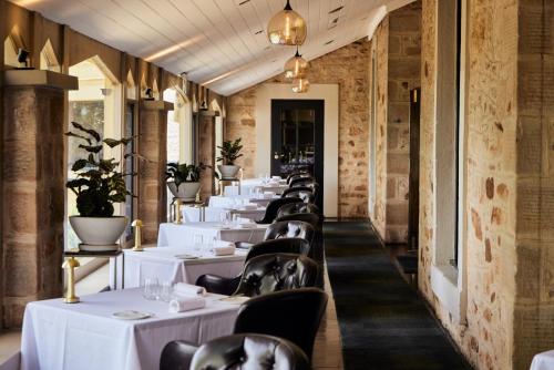 Un restaurante o sitio para comer en Mount Lofty House & Estate Adelaide Hills - Adults Retreat