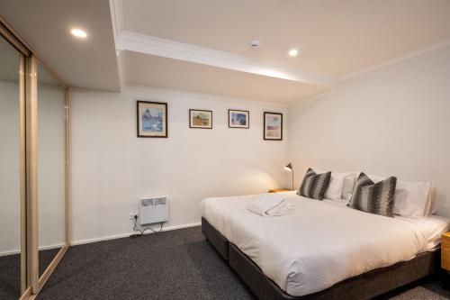 Säng eller sängar i ett rum på Lhotsky 1 Bedroom apartment with secluded outlook and onsite parking