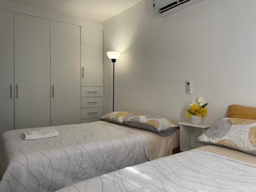 - une chambre avec 2 lits et une armoire blanche dans l'établissement EXCELENTE CASA EN PRIVADA ALBERCA- GYM-JARDÍN- Asador, à Ciudad Valles