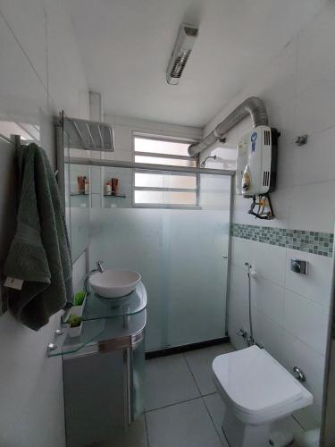 y baño con aseo, lavabo y ducha. en Apartamento no Coração de Copacabana, en Río de Janeiro