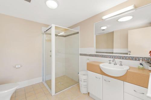 une salle de bain avec douche et lavabo dans l'établissement 11 Seashells, à Nelson Bay
