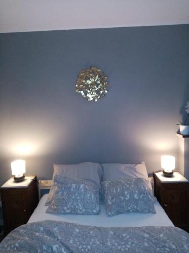 Feel at home in Warre, Durbuyにあるベッド