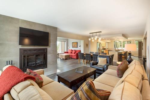 salon z kanapą i kominkiem w obiekcie 2112 The Pines Condo w mieście Keystone