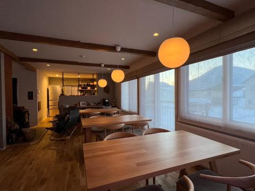倶知安町にあるSLOPEのテーブルと椅子、大きな窓のあるレストラン