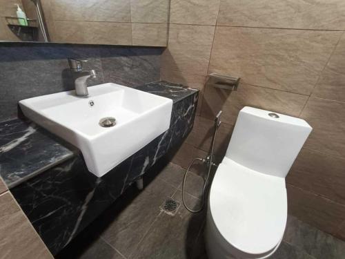 Bilik mandi di Boxinn The Kontena Home