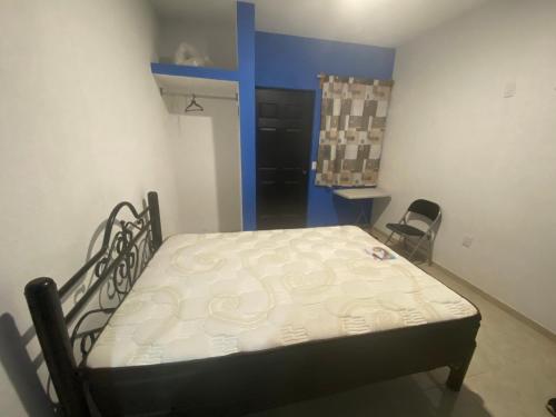 een kleine slaapkamer met een bed in een kamer bij Cuarto Ajalpan 