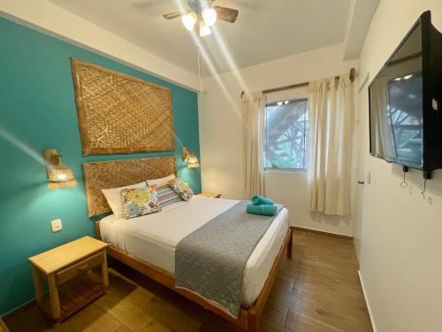 um pequeno quarto com uma cama e uma janela em Qeru House em Zorritos