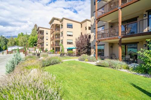 a yard in front of a apartment building at Marina's Edge Condo walk to restaurants and wineries condo in Manson