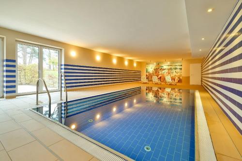 una piscina en una casa con azulejos azules en Haus Meeresblick, en Baabe
