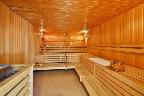 una sauna con paredes de madera y bancos en una habitación en Haus Meeresblick, en Baabe