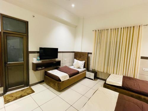 Un televizor și/sau centru de divertisment la Primrose Hotel and Restaurant