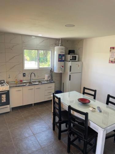 聖拉斐爾的住宿－Complejo Blend，厨房配有桌椅和冰箱。