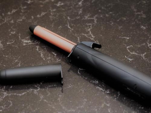 a black and pink pen sitting on a table at Hotel Tsu Center Palace in Tsu