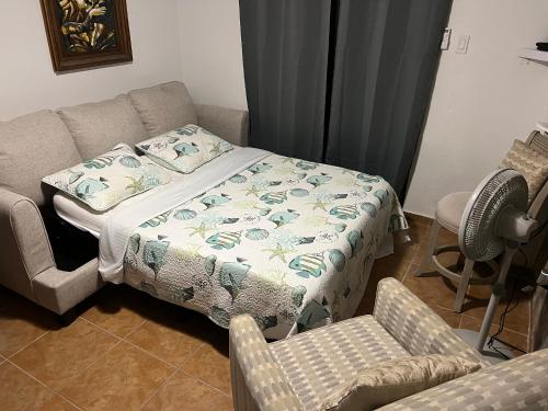 リオ・グランデにあるCocobeach Cabin no pets allowedのベッド、ソファ、椅子が備わる客室です。