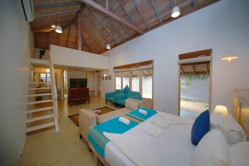 Habitación grande con cama y sala de estar. en Hiru Resort and Kite Surfing en Kalpitiya