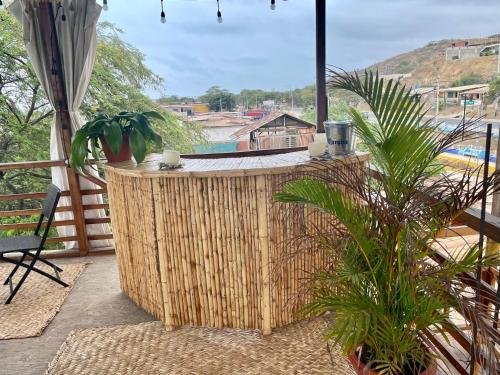 eine große Holzbar auf einem Balkon mit Pflanzen in der Unterkunft Qeru House in Zorritos