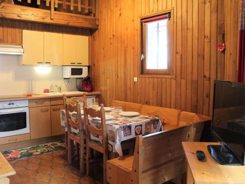 une cuisine avec une table et des chaises dans une pièce dans l'établissement Appartement familial avec mezzanine, 7 couchages, proche pistes et commerces à Vars - FR-1-330B-203, à Vars