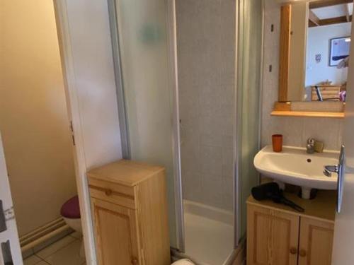 Kúpeľňa v ubytovaní Appartement 2 pièces proche plage à Dolus d'Oléron – 4 couchages, balcon, parking, local vélo - FR-1-246A-151