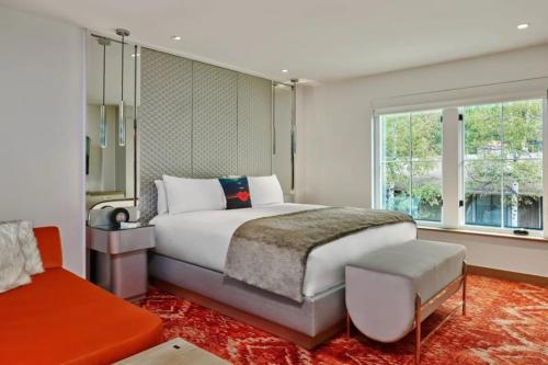 Un dormitorio con una cama grande y una ventana. en Downtown Aspen Luxury 2 Bedroom Residence, en Aspen