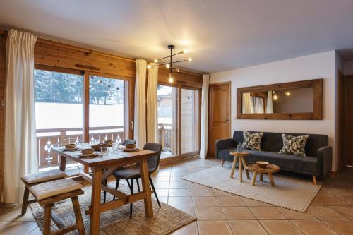 un salon avec une table et un canapé dans l'établissement Cottage des Houches - Happy Rentals, aux Houches
