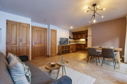 un salon avec un canapé et une table dans l'établissement Cottage des Houches - Happy Rentals, aux Houches