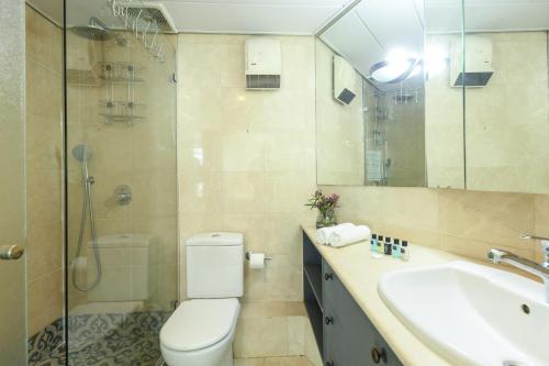 uma casa de banho com um WC, um lavatório e um chuveiro em Luxury 2BR Apt w Balcony, Pool Access & Beach View by Sea N' Rent em Tel Aviv