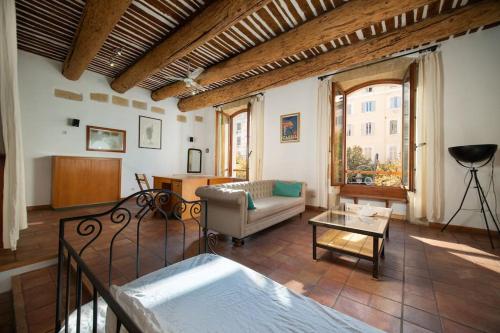 een woonkamer met een bank en een tafel bij Air-conditioned loft in the heart of the old port in Marseille