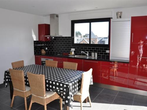 - une cuisine avec une table et des chaises en noir et blanc dans l'établissement Belle maison 3* à 600m de la plage à Trégastel - FR-1-368-195, à Trégastel
