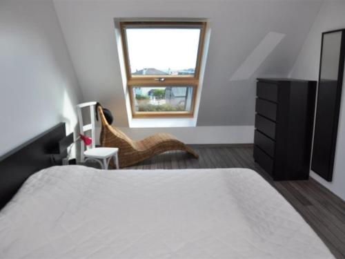 une chambre avec un lit, une commode et une fenêtre dans l'établissement Belle maison 3* à 600m de la plage à Trégastel - FR-1-368-195, à Trégastel