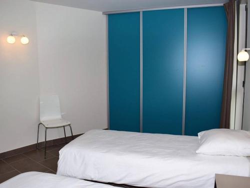 トレガステルにあるMaison Trégastel, 2 pièces, 4 personnes - FR-1-368-70のベッドルーム1室(ベッド2台、青いクローゼット付)