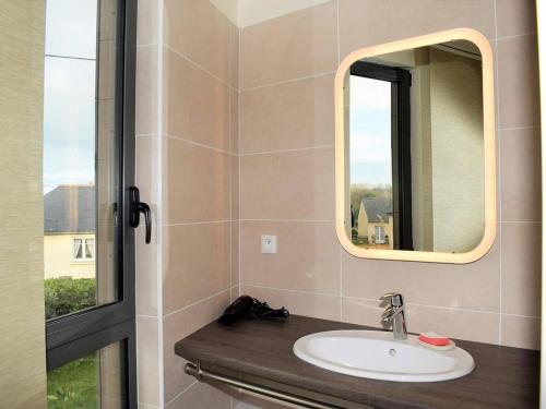 a bathroom with a sink and a mirror at Maison Trégastel, 2 pièces, 4 personnes - FR-1-368-70 in Trégastel