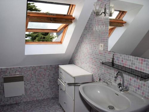 une petite salle de bain avec un lavabo et un évier dans l'établissement Villa avec Jardin Calme, Proche Plages et Commerces à Perros-Guirec - FR-1-368-267, à Perros-Guirec