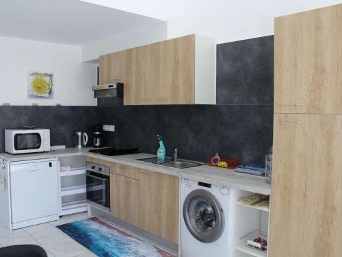 une cuisine avec un lave-linge et un lave-linge dans l'établissement Maison familiale rénovée, à 100m de la plage, terrasse, garage, wifi, au centre de Port-la-Nouvelle - FR-1-229C-51, à Port-la-Nouvelle