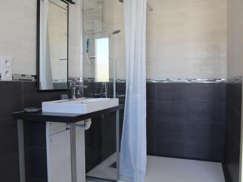 une salle de bain avec un lavabo et une douche avec un miroir dans l'établissement Maison familiale rénovée, à 100m de la plage, terrasse, garage, wifi, au centre de Port-la-Nouvelle - FR-1-229C-51, à Port-la-Nouvelle