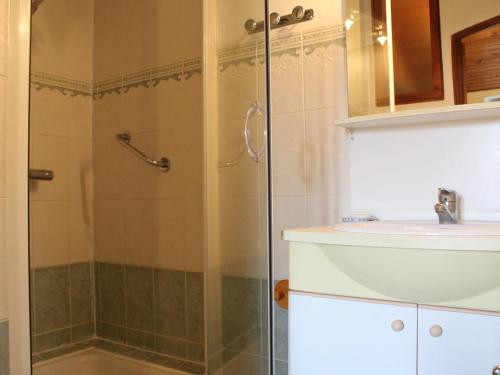 a bathroom with a shower and a sink at Maison proche centre de St Pierre, 6 couchages, cour ensoleillée, à 20 min de la mer à vélo. - FR-1-246A-83 in Saint-Pierre-dʼOléron