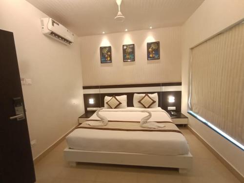 En eller flere senger på et rom på Yuvraj Palace Inn