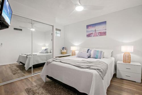 Postel nebo postele na pokoji v ubytování Unit 66 Grand Pacific Resort Bulcock St Caloundra