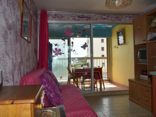 un salon avec un canapé et une table avec des chaises dans l'établissement Cap d'Agde: Appt 2 Pièces, 4 Couchages à 100m de la Plage - FR-1-249-68, au Cap d'Agde