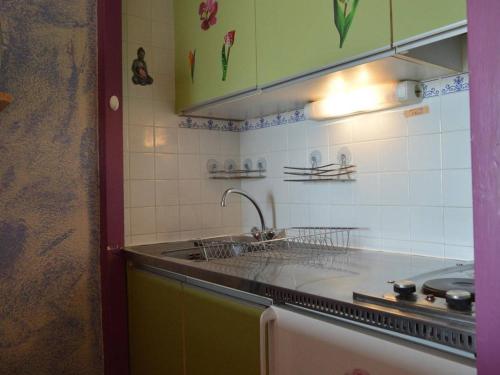 une cuisine avec un évier et un plan de travail dans l'établissement Cap d'Agde: Appt 2 Pièces, 4 Couchages à 100m de la Plage - FR-1-249-68, au Cap d'Agde