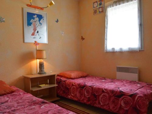 une chambre avec deux lits et une fenêtre dans l'établissement Cap d'Agde: Appt 2 Pièces, 4 Couchages à 100m de la Plage - FR-1-249-68, au Cap d'Agde