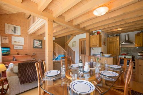 ein Esszimmer mit Tisch und eine Küche in der Unterkunft Chalets d'en haut - Zaria - Happy Rentals in Argentières