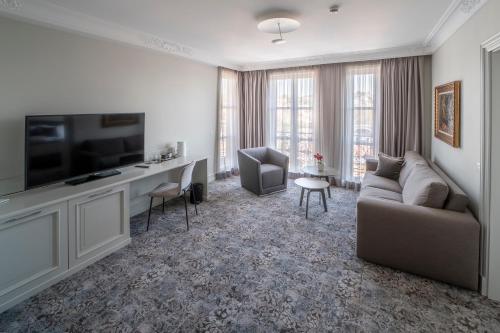 A television and/or entertainment centre at VIZUALIZA Residence Hotel