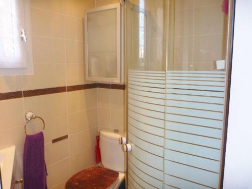 マルセイヤンにあるMaison Marseillan-Plage, 3 pièces, 6 personnes - FR-1-387-132のバスルーム(トイレ、ガラス張りのシャワー付)