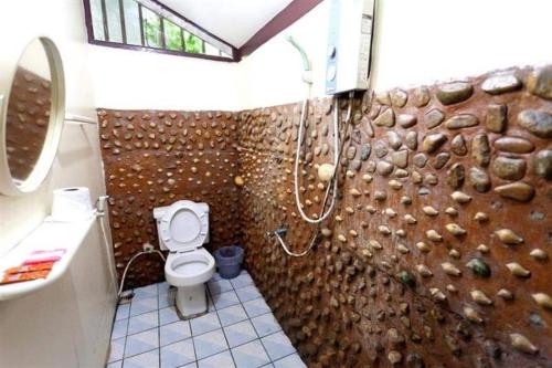 La salle de bains est pourvue d'une douche et de toilettes. dans l'établissement SSP Bungalow, à Trat