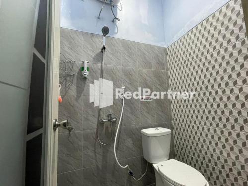 a bathroom with a shower with a toilet in it at N3 Syariah near Stasiun Tegal Mitra RedDoorz in Tegal